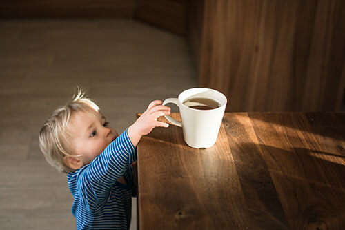 Pflasterpass® - Kind will Tasse mit heißem Tee greifen