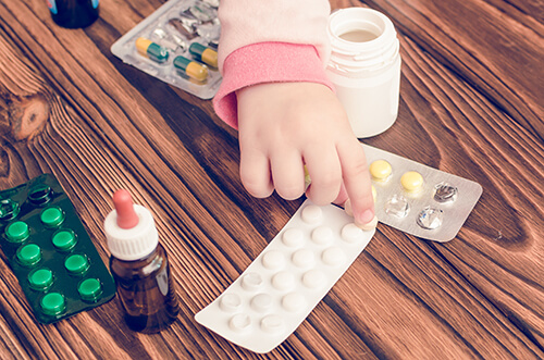 Pflasterpass® - Kind mit medizinischen Tabletten in der Hand