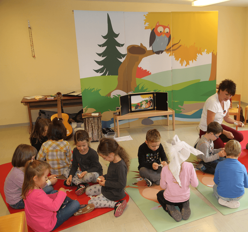 Kinder üben gemeinsam in einem Pflasterpass® -Praxiskurs und stärken ihre Gesundheits-, Sicherheits- und Handlungskompetenz.